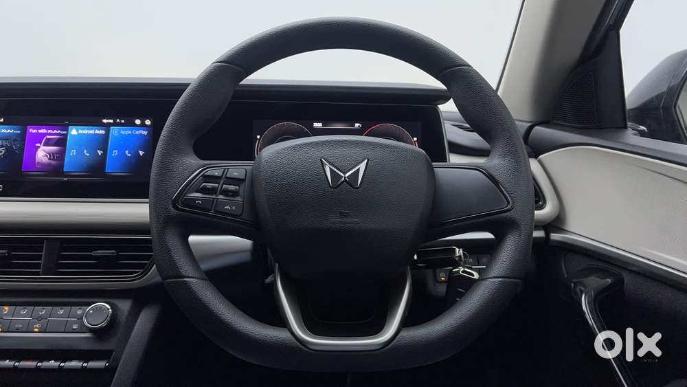 Mahindra Xuv700 2.0 Ax 5 Petrol At Str, 2023, Petrol