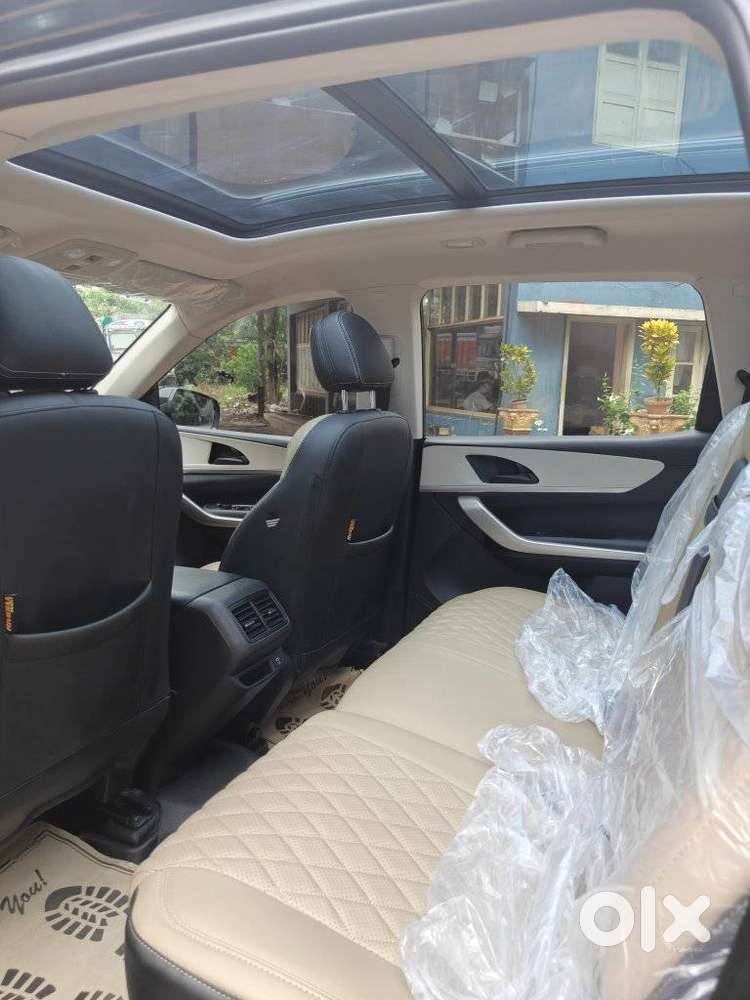 Mahindra Xuv700 2.0 Ax 5 Petrol Mt 7 Str, 2025, Petrol