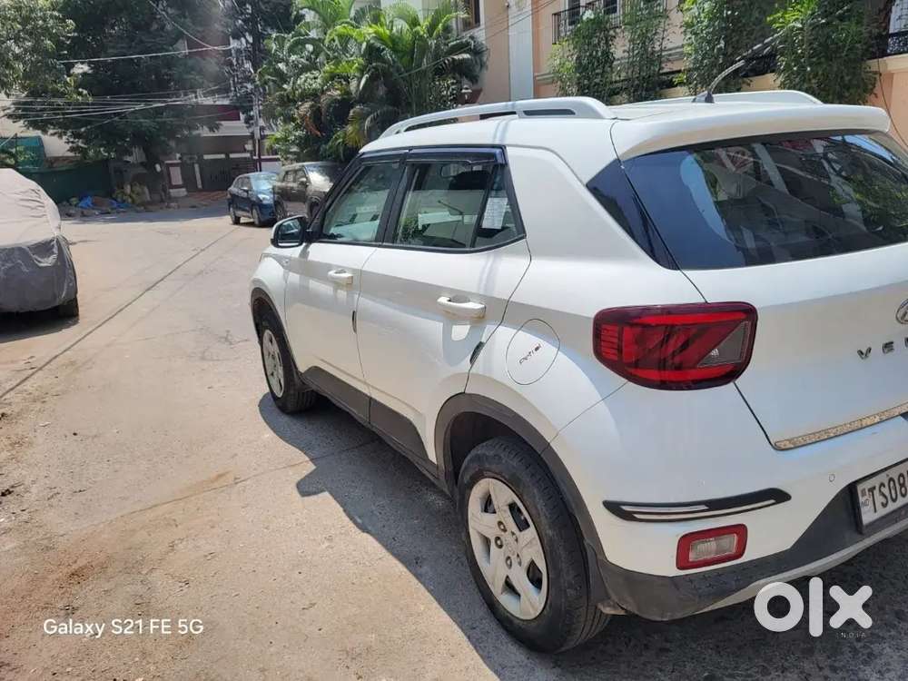 Only 43,000 Kms Hyundai Venue Petrol 2021