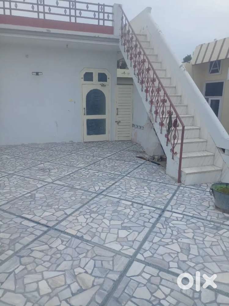 Independent Ist floor with modern kitchen and bathroom