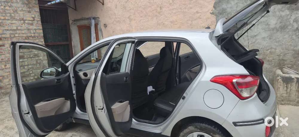 Teacher Driven Hyundai Grand I10 2017 Diesel.  Zero Depreciation Insur