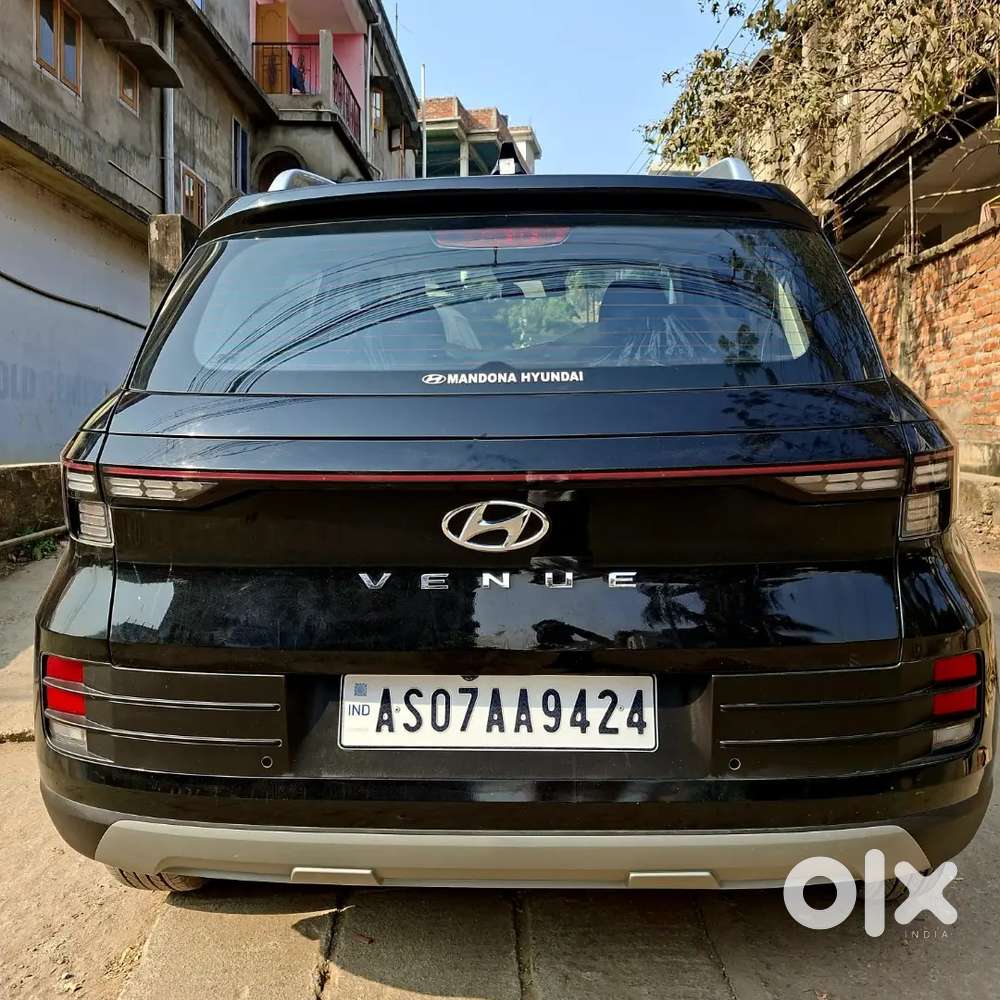 Hyundai Venue 2025 Petrol 6500 Km Driven