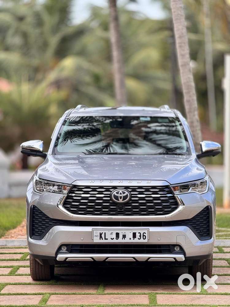 Toyota Innova Hycross