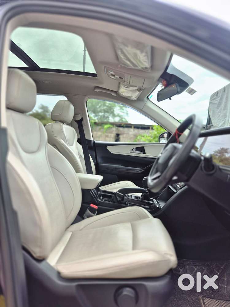Mahindra Xuv700 2.0 Ax 5 Petrol Mt Str, 2023, Petrol