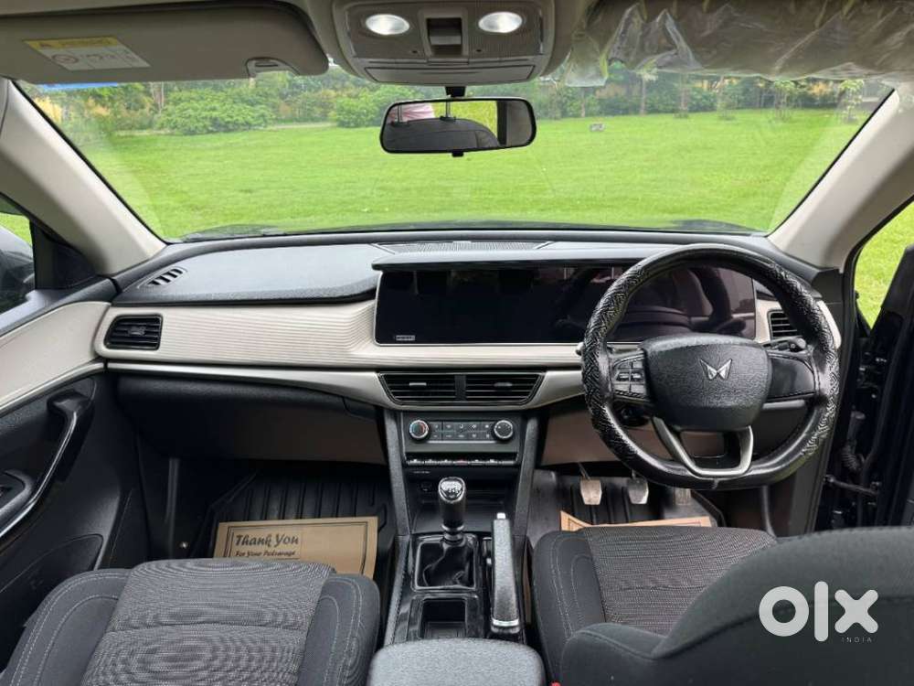 Mahindra Xuv700 Ax 5 Petrol Mt 7 Str (e), 2022, Petrol