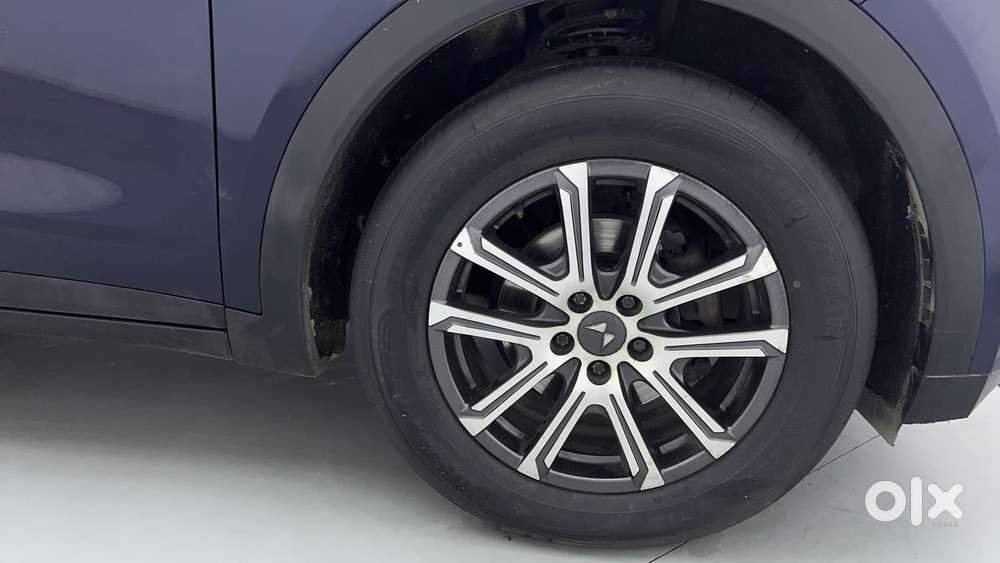 Mahindra Xuv700 2.2 Ax 7 Diesel At Luxury Pack Str Awd, 2022, Diesel