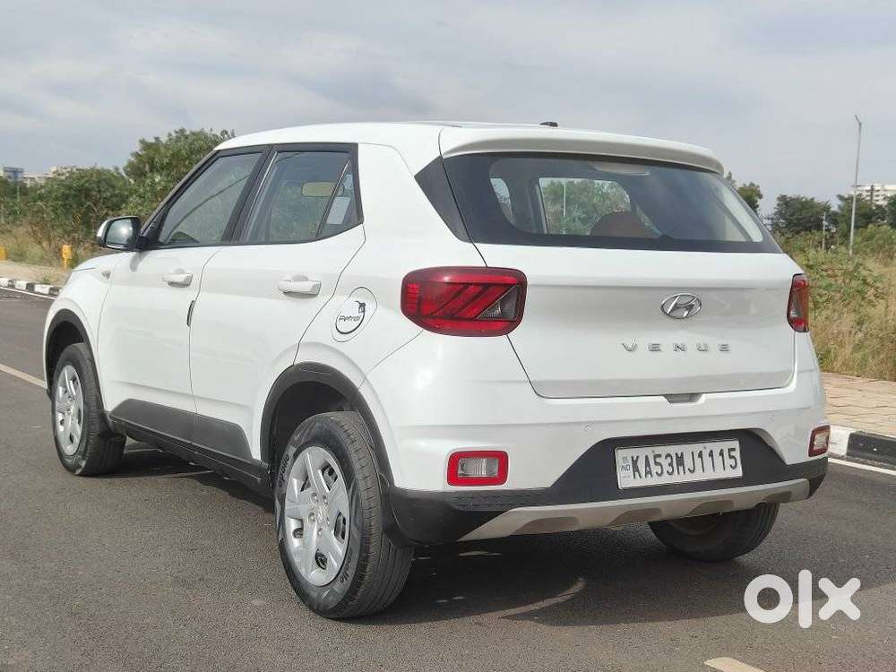 Hyundai Venue E, 2022, Petrol