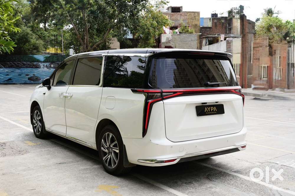 Mg M9 Electric Limo 2025