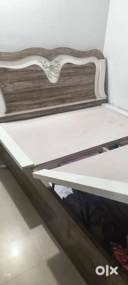 King size 6.5 X 5 feet Bed