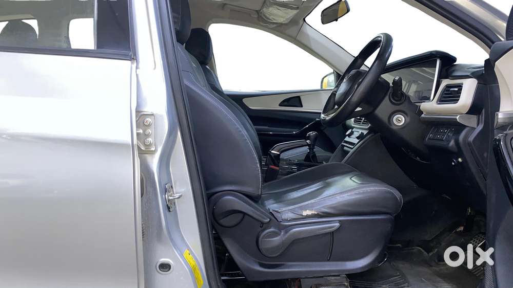 Mahindra Xuv700 2.0 Ax 5 Petrol Mt 7 Str, 2022, Petrol