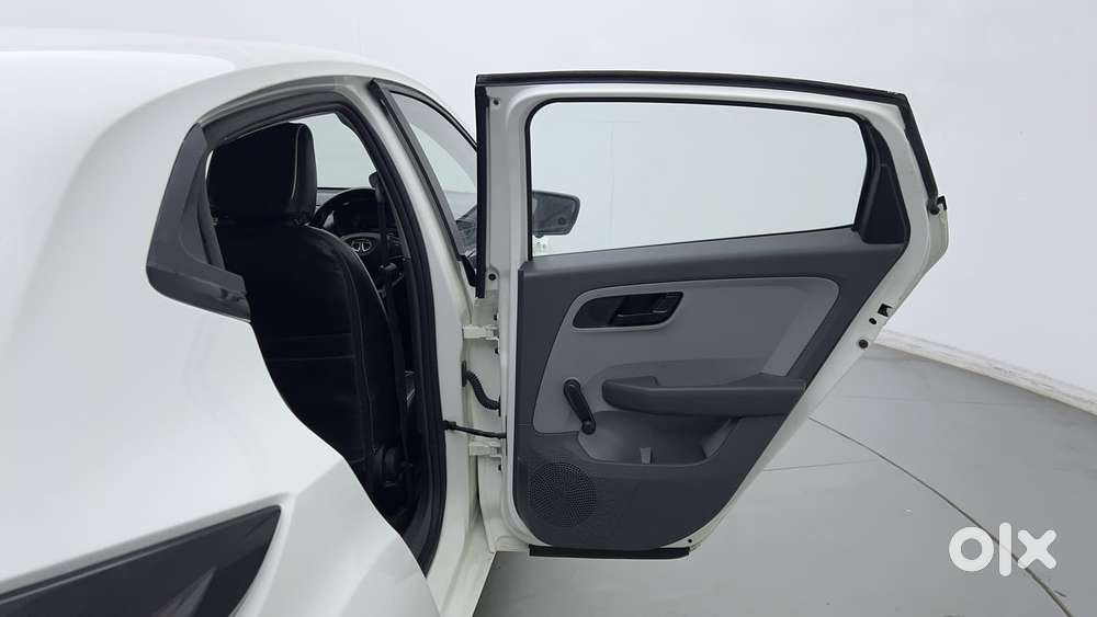 Tata Altroz 1.2 Xe, 2020, Petrol