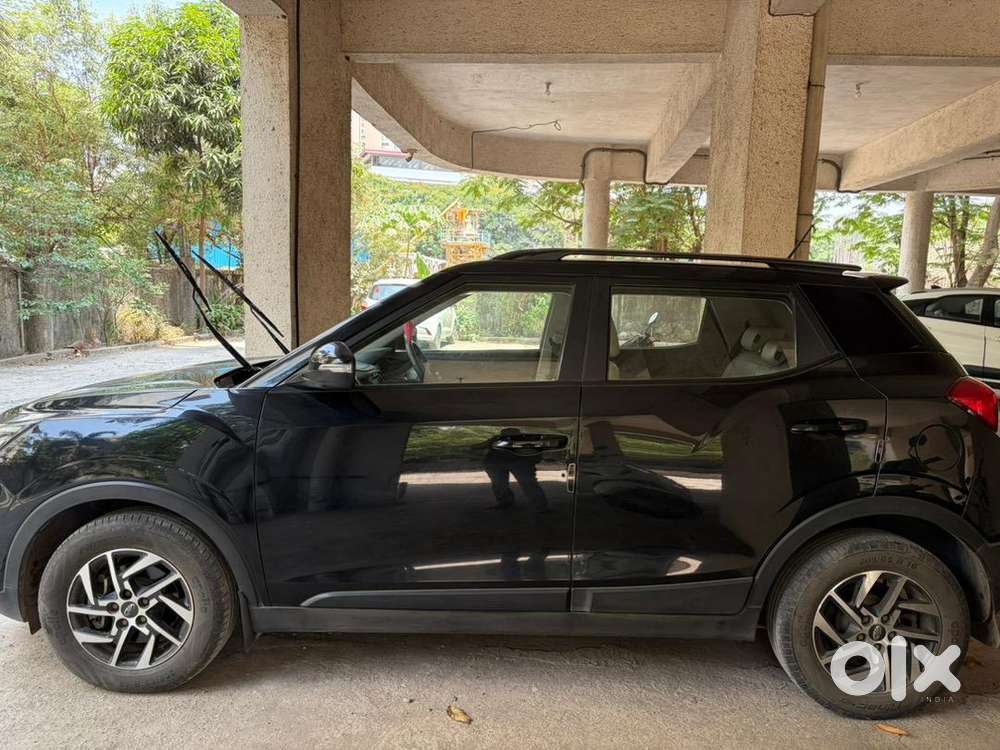 Xuv300 W8(o)  Diesel Manual - Sunroof  6- Airbags  Warrenty 2027