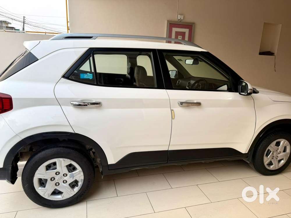 Hyundai Venue 2021 Petrol 67000 Km Driven