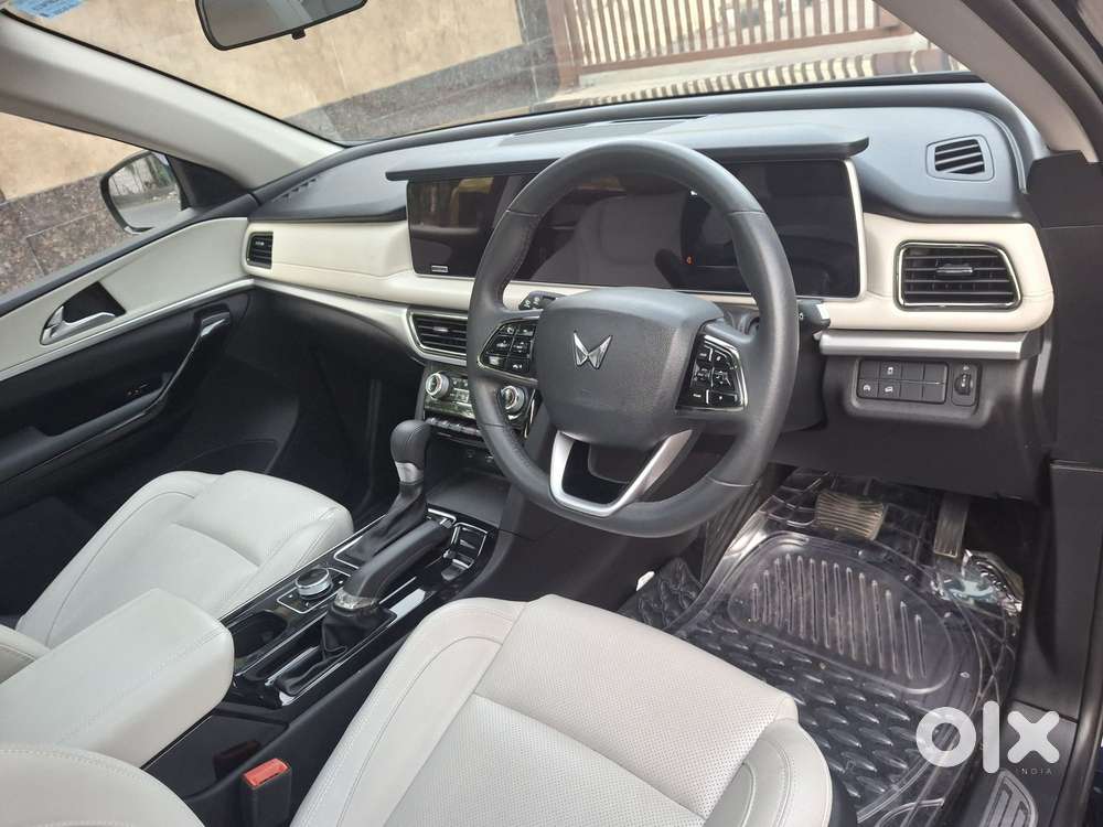 Mahindra Xuv700 2.0 Ax 7 Petrol At Str, 2024, Petrol