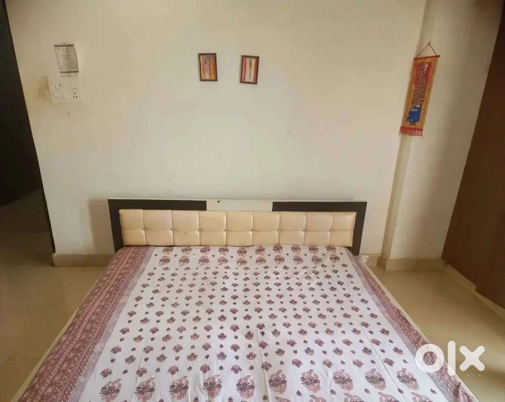 Floor lenght stylish bed without box storage