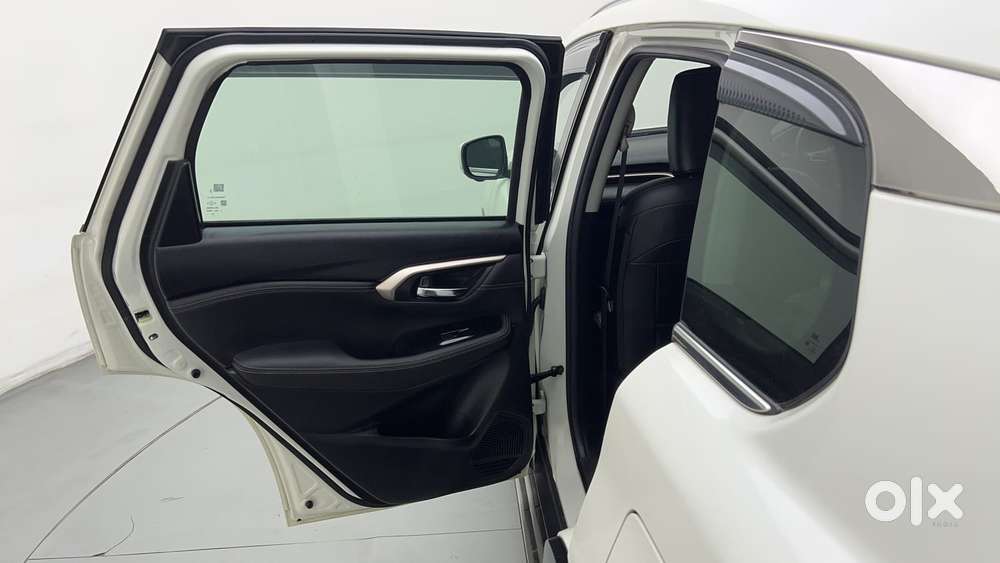 Maruti Suzuki Grand Vitara 1.5 Alpha Plus Intelligent Hybrid Ecvt, 2..
