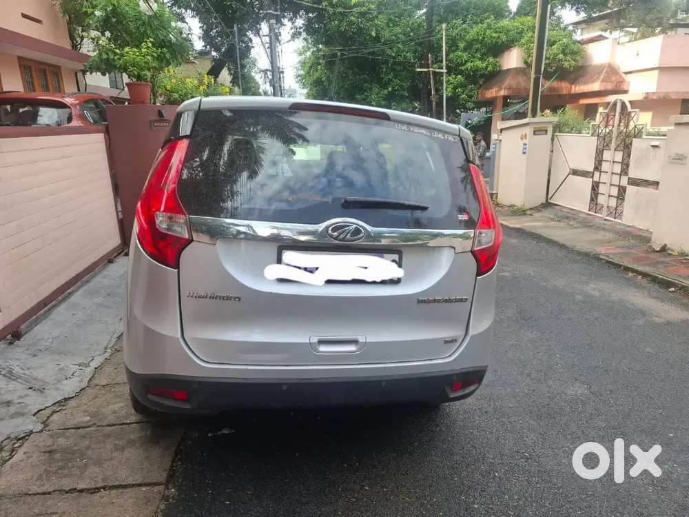 Mahindra Marazzo 8str
