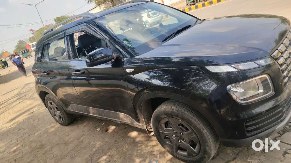 Hyundai Venue 2025 Petrol 7500 Km Driven