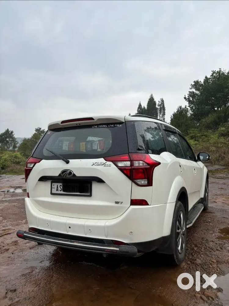 Mahindra Xuv500 W7 Pearl White  49000 Km Driven
