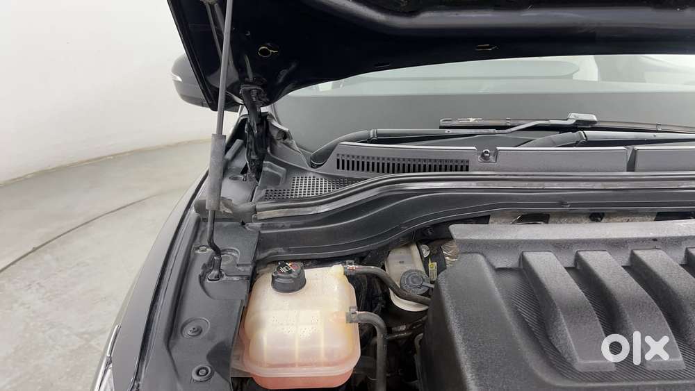 Mahindra Xuv700 2.0 Ax 5 Petrol At Str, 2022, Petrol