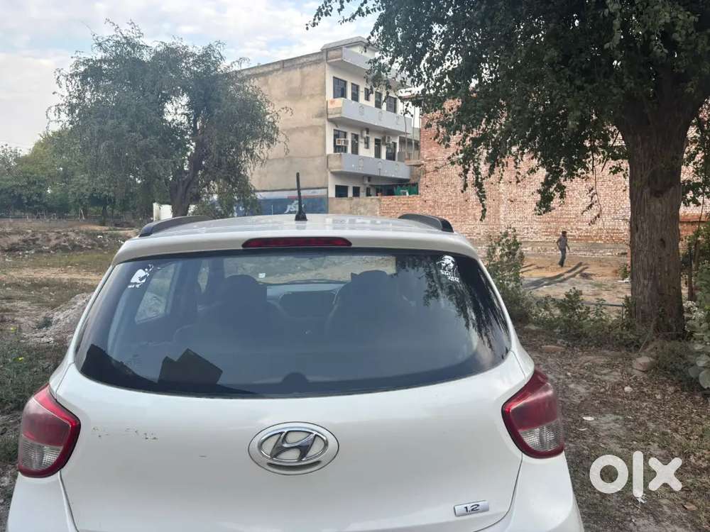 White Car Both Key Petrol Car