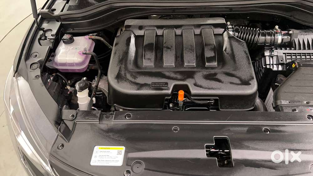 Mahindra Xuv700 2.0 Ax 5 Petrol Mt 7 Str, 2025, Petrol