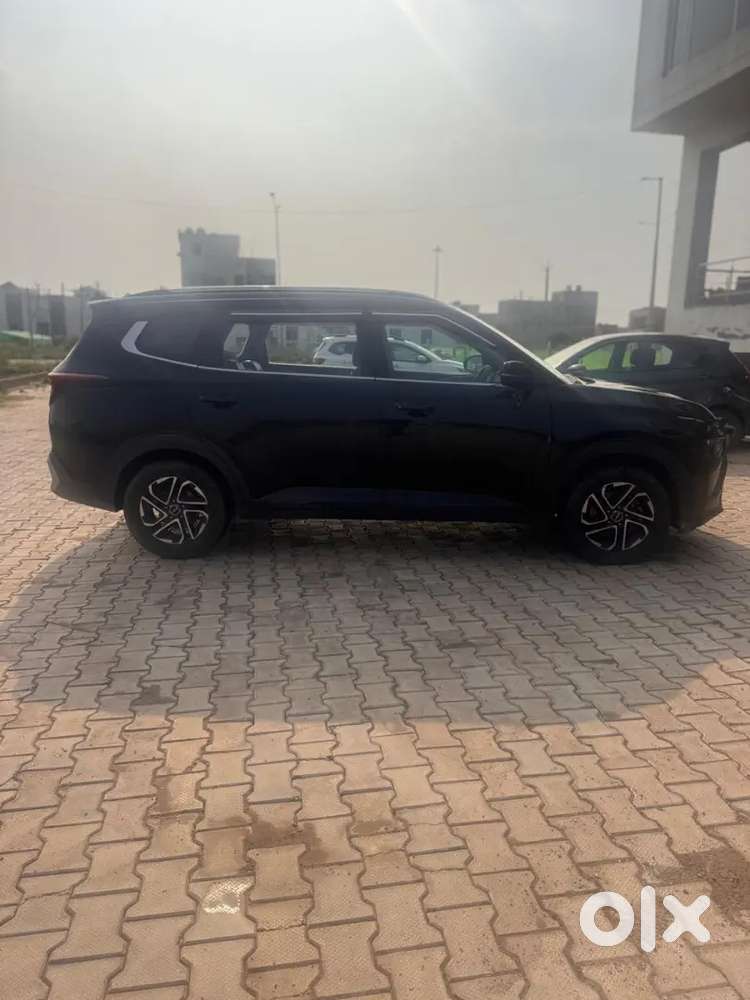 Kia Carens 2022 Diesel Well Maintained Black Color. Single Owner.