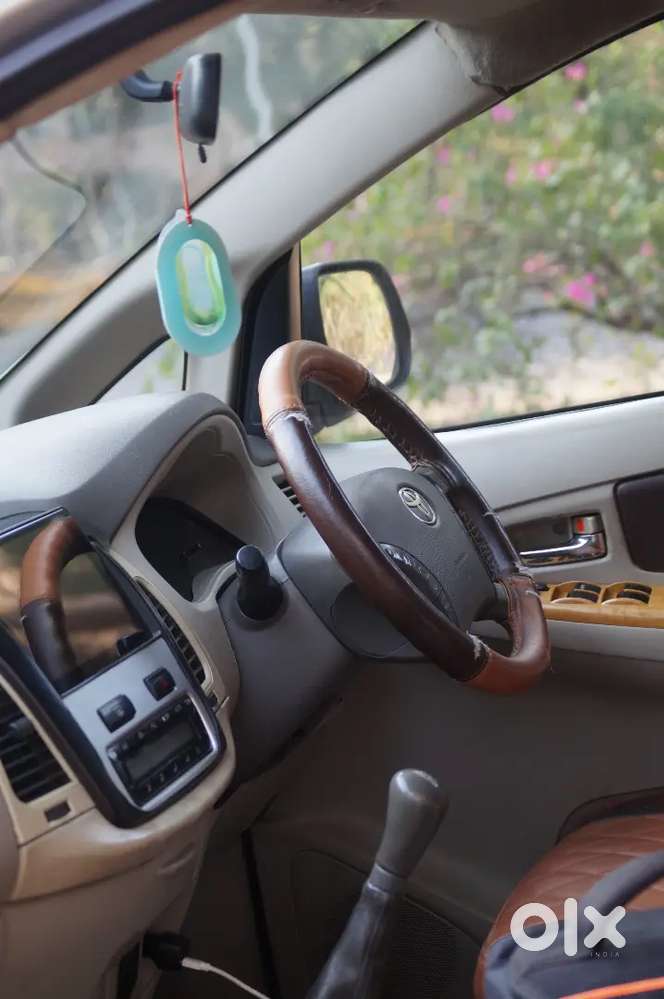 Toyota Innova 2.5v 8 Seater Diesel Engine Top Model For Sale