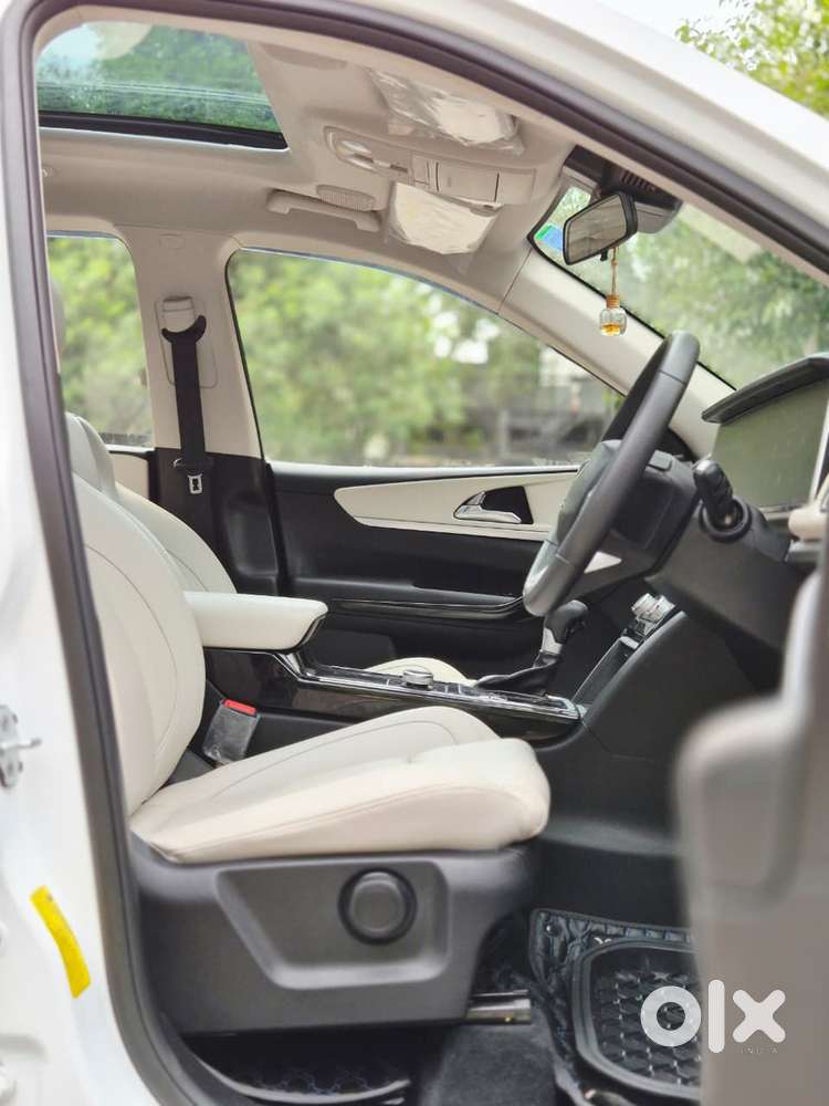 Mahindra Xuv700 2.0 Ax 7 Petrol At Luxury Pack Str, 2025, Petrol