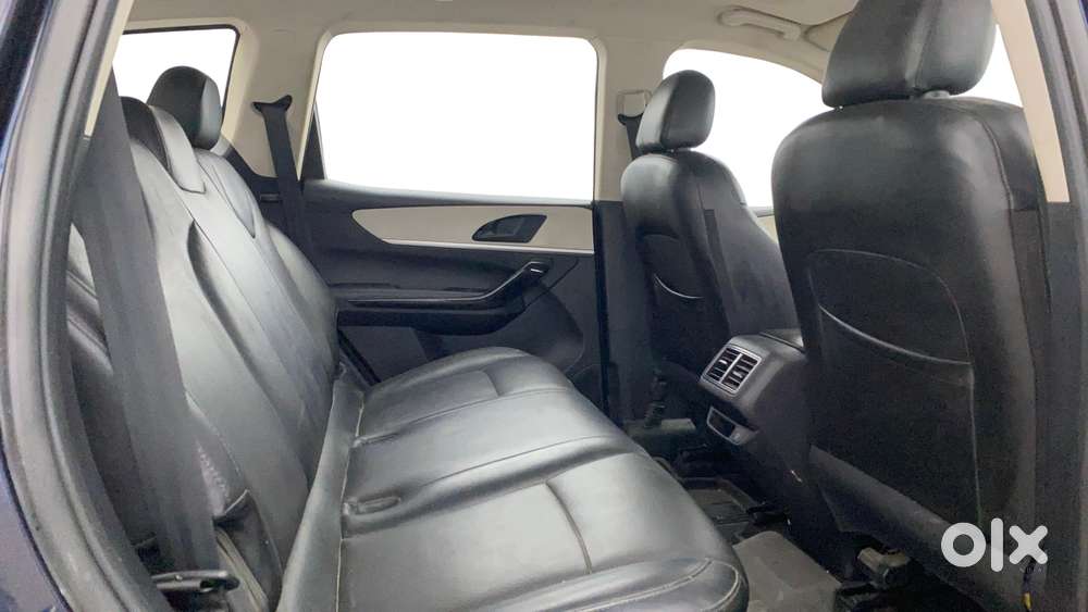 Mahindra Xuv700 2.0 Ax 5 Petrol Mt Str, 2022, Petrol