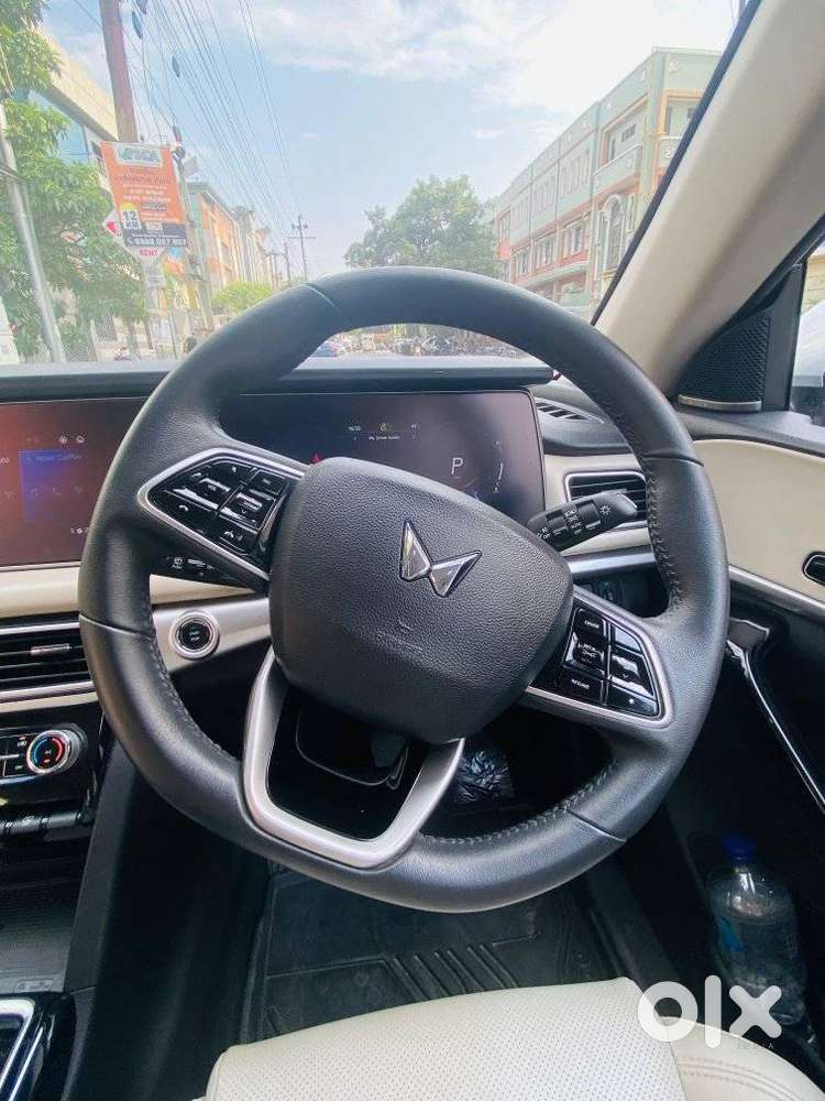 Mahindra Xuv700 2.0 Ax 7 Petrol At Str, 2023, Petrol
