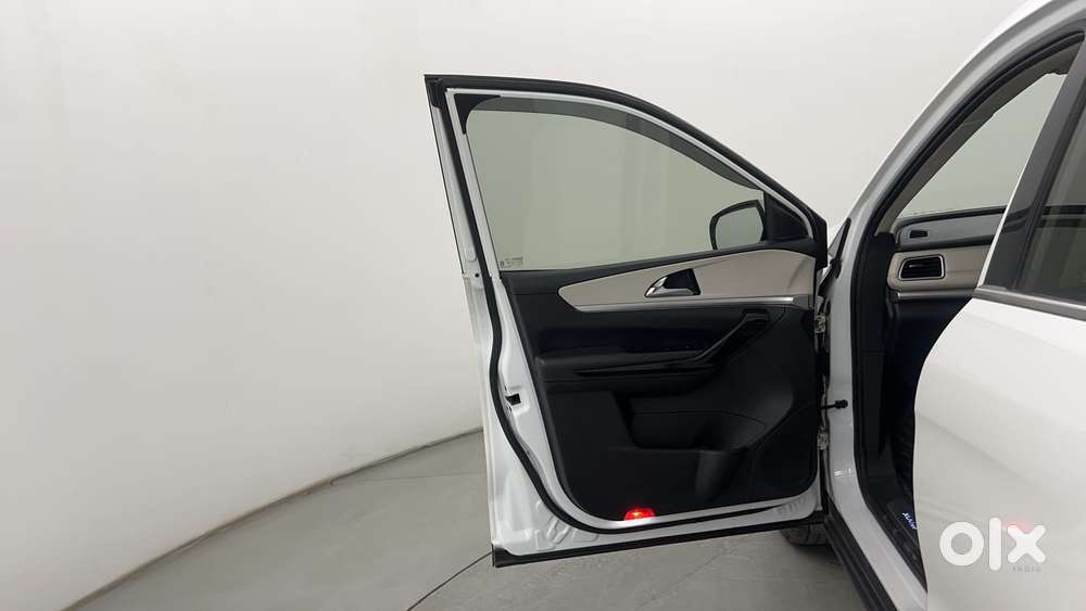 Mahindra Xuv700 2.0 Ax 7 Petrol At Str, 2022, Petrol