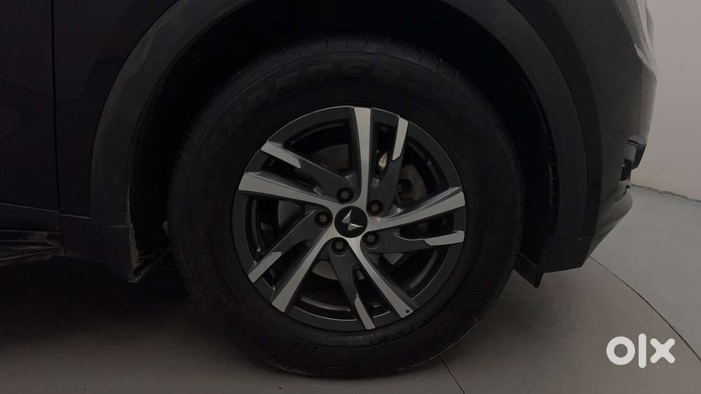 Mahindra Xuv700 2.0 Ax 5 Petrol At Str, 2025, Petrol
