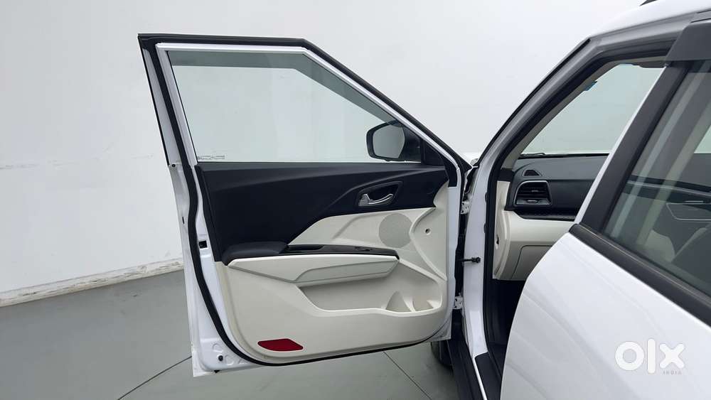 Mahindra Xuv 3xo Ax5 Pm Mt, 2025, Petrol