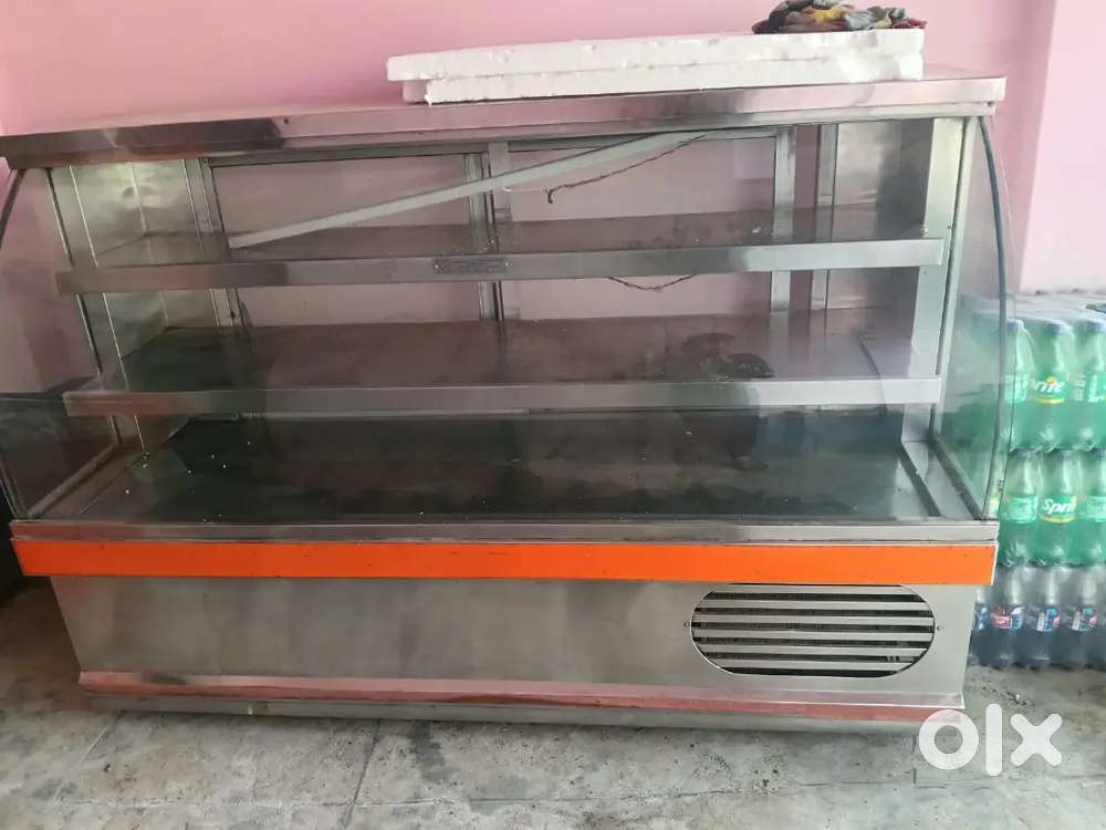 Mithaai wale do counter Hain ek mein AC lagi Hai ek sada hai