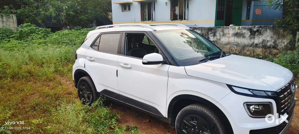 Hyundai Venue 2024 Petrol 28000 Km Driven