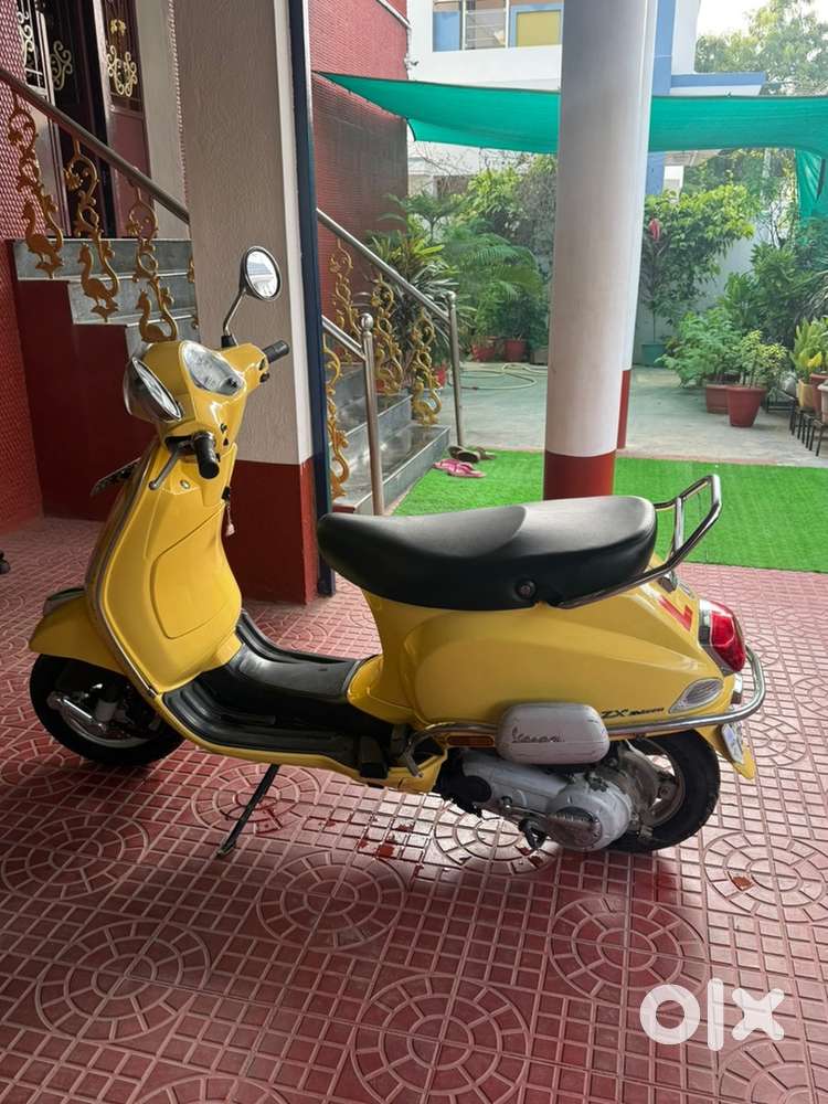 Yellow colour vespa, model name vespa zx - Scooters - 1825368532