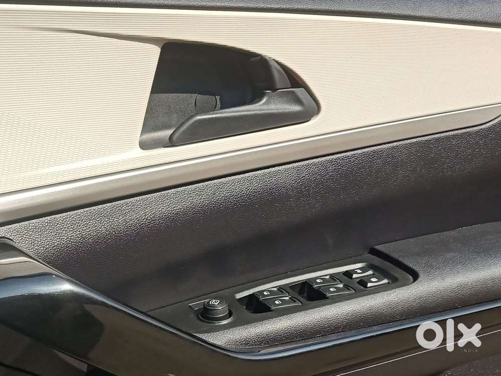 Mahindra Xuv700 2.0 Ax 5 Petrol At Str, 2022, Petrol