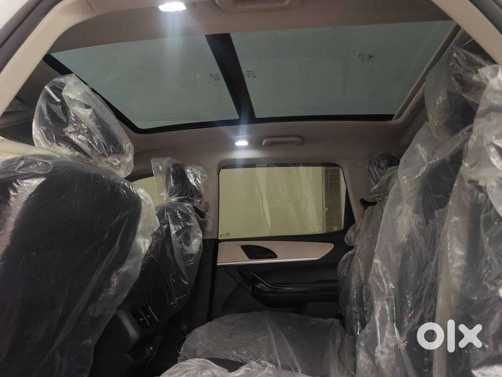 Mahindra Xuv700 2.2 Ax 5 Diesel Mt 7 Str, 2025, Diesel