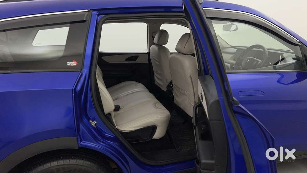 Mahindra Xuv700 2.0 Ax 5 Petrol Mt 7 Str, 2022, Petrol