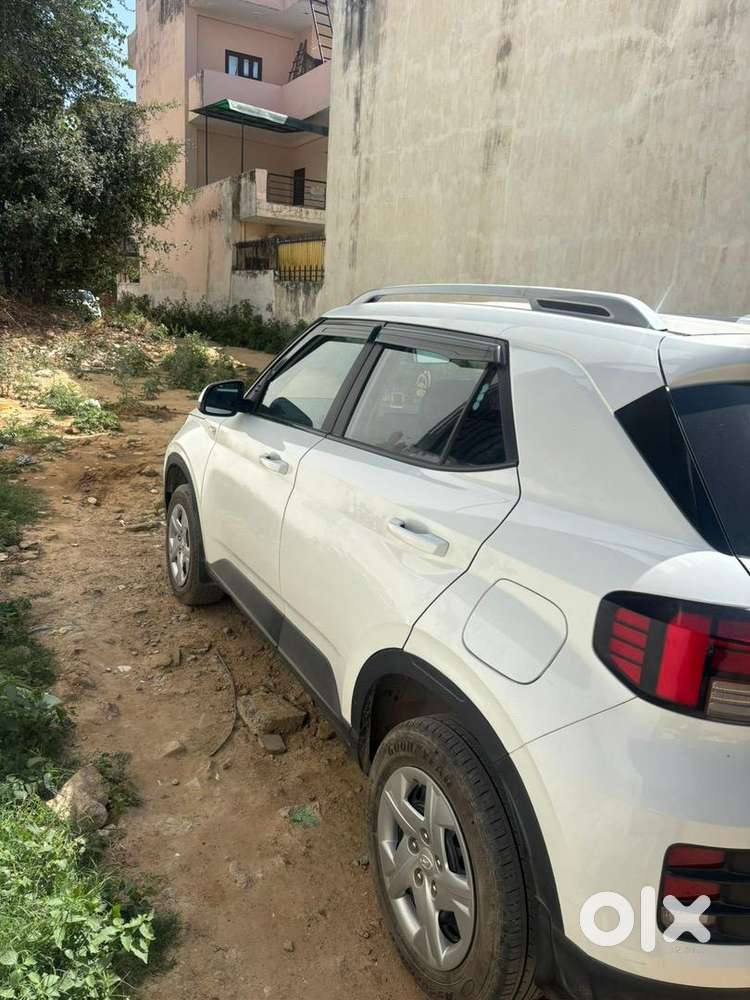 Hyundai Venue 2022 Petrol 33000 Km Driven