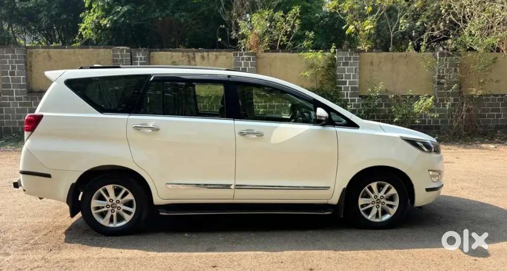 Toyota Innova Crysta 2.4 V