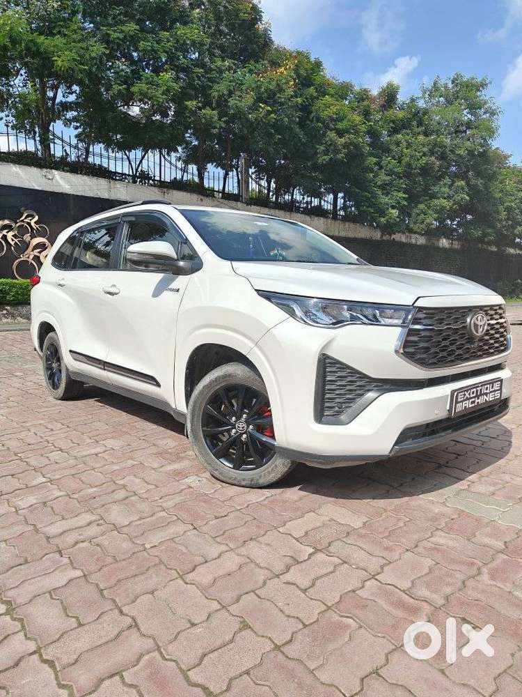 Toyota Innova Hycross