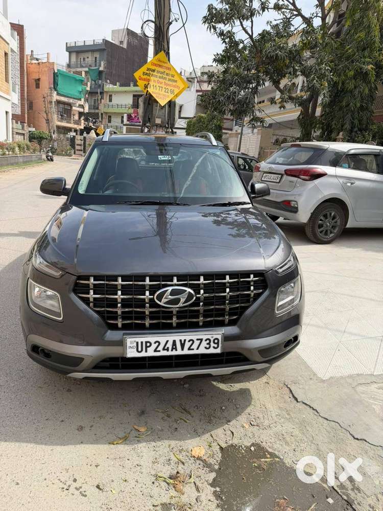 Hyundai Venue 2021 Petrol 8800 Km Driven