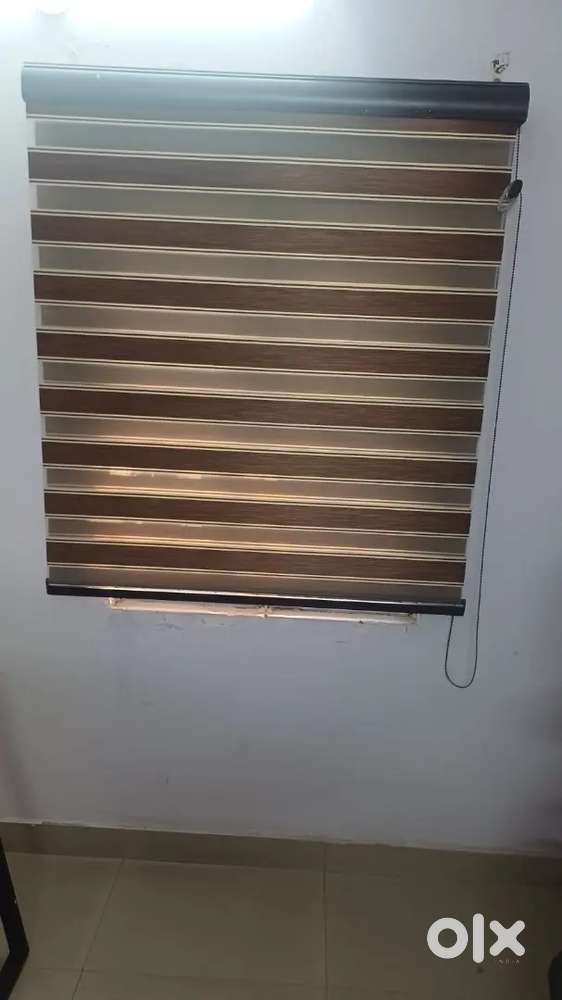 Venetian roll up blinds very good condition 3 no appx 2 roll up blinds