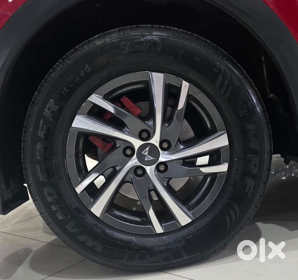Mahindra Xuv700 2.0 Ax 5 Petrol Mt 7 Str, 2022, Petrol