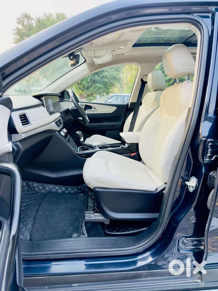 Mahindra Xuv700 2.2 Ax 7 Diesel At Luxury Pack Str Awd, 2022, Diesel