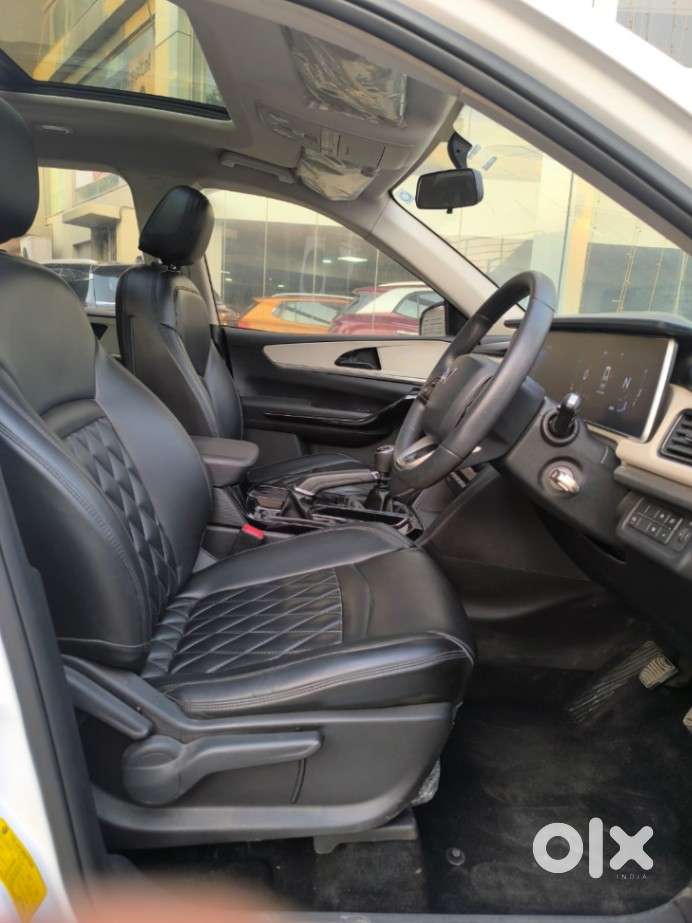 Mahindra Xuv700 2.0 Ax 5 Petrol Mt 7 Str, 2023, Petrol