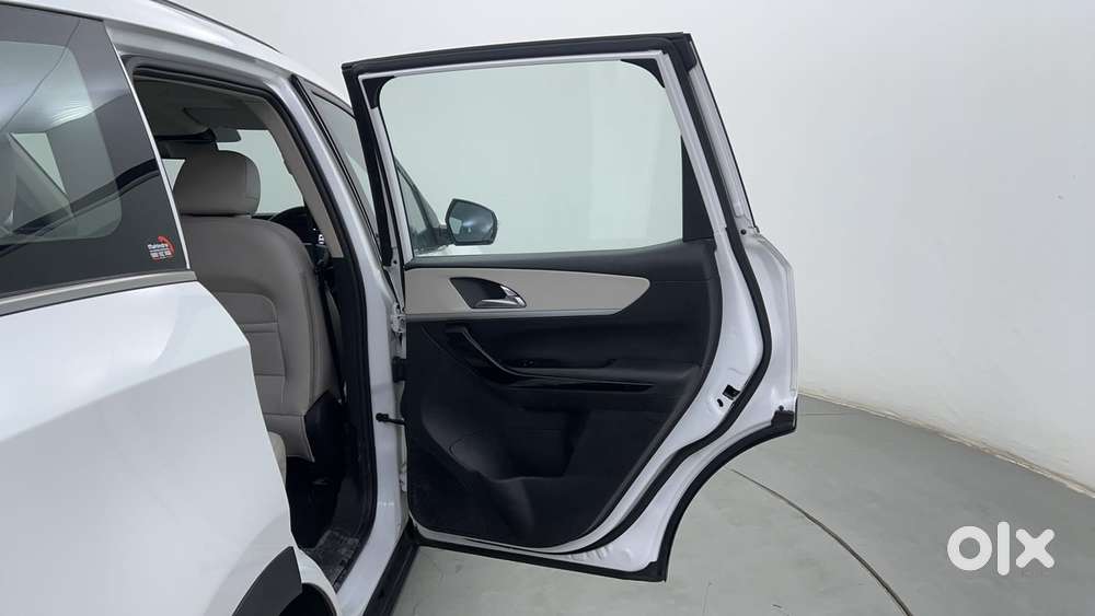 Mahindra Xuv700 2.0 Ax 7 Petrol At Luxury Pack Str, 2021, Petrol