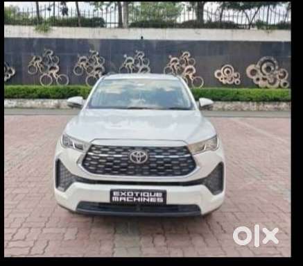 Toyota Innova Hycross